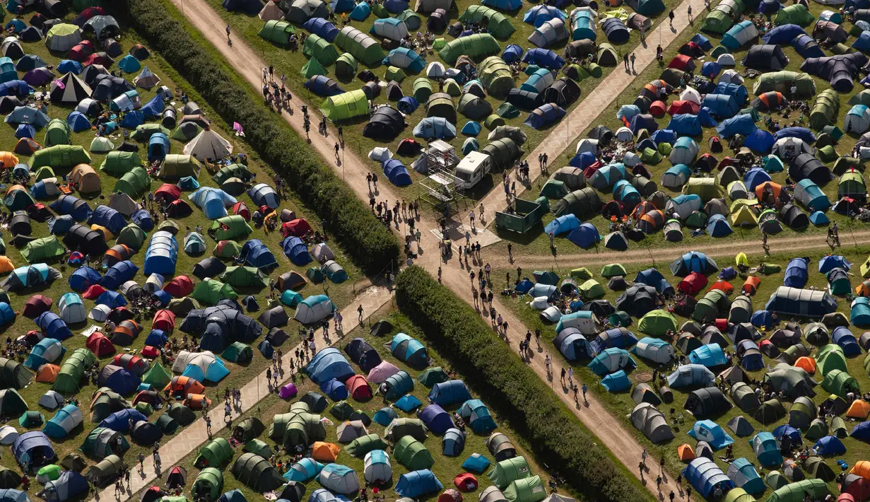 Pemandangan udara menunjukkan deretan tenda di lokasi kemah Festival Glastonbury, Worthy Farm, Somerset, Inggris, Kamis (27/6/2019). Ribuan orang mendirikan tenda untuk menyaksikan pertunjukan musik di Festival Glastonbury. (Aaron Chown / PA Wire (/ PA via AP)