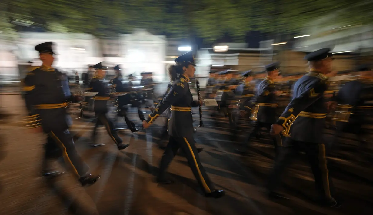 Anggota band militer berbaris di sepanjang Mall dekat Istana Buckingham saat latihan untuk penobatan Raja Charles III yang akan berlangsung di Westminster Abbey pada 6 Mei mendatang, di pusat kota London, Selasa, 2 Mei 2023. (AP Photo/Andreea Alexandru)