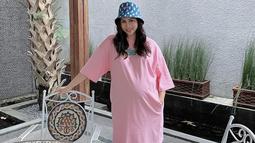 Gaya Momo Geisha saat memakai bucket hat ini pun bisa dijadikan inspirasi terutama untuk berjalan-jalan atau hangout bersama teman. Bahkan, bucket hat yang dipakai oleh Momo ini pun cocok dijadikan pelengkap saat menjalani pemotretan. (Liputan6.com/IG/@therealmomogeisha)