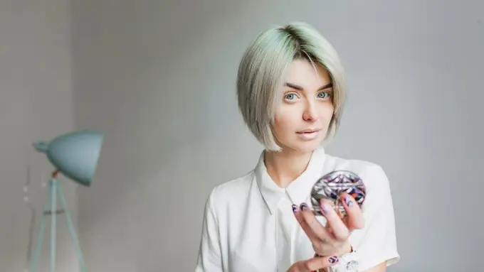 Ilustrasi Rambut Bob Trap Pendek (Credit: lookstudio/freepik)