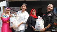 Senior Brand Manager Aice Group, Sylvana Zhong (kedua kiri) bersama Founder Foodbank of Indonesia (FOI), M Hendro Utomo (kanan), memberikan bantuan pangan kepada guru dan murid di PAUD Melur Bangsa 011, Petamburan, Jakarta (31/5/2023). (Liputan6.com/HO)