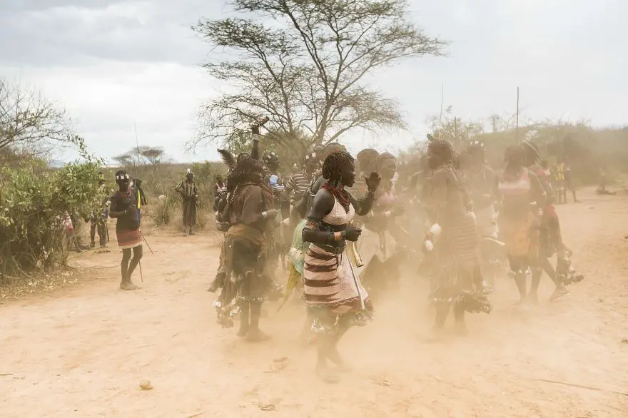 Berdansa di tengah festival, Lembah Omo, Ethiopia. (Massiomo Rumi/Bored Panda)