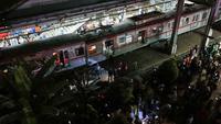 Foto udara menunjukkan kondisi sebagian dari rangkaian Kereta Rel Listrik (KRL) Commuter Line yang tertabrak Kereta Api Jarak Jauh (KAJJ) Argo Bromo Anggrek di Stasiun Bekasi Timur, Jawa Barat, pada Selasa 28 April 2026 dini hari. (Taris IMAN/AFP)
