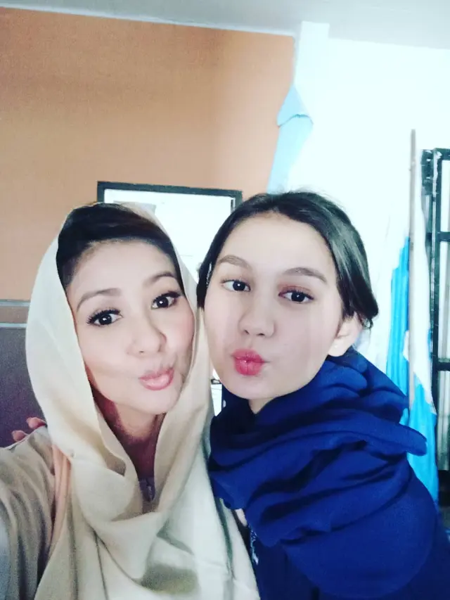 7 Pesona Ine Dewi Kala Tampil Pakai Hijab Ini Tuai Pujian
