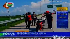 Bingung karena tidak tahu jalan, seorang pengendara motor masuk tol di Ngawi, Jawa Timur. Petugas yang tengah melakukan penyekatan larangan mudik di pos check point, Desa Grudo, Kecamatan Kota Ngawi, langsung melakukan pengejaran.