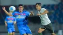 Pemain Timnas Indonesia U-22, Dony Tri Pamungkas, berebut bola dengan pemain Filipina U-22, Gabriel Guimaraes pada laga Grup C SEA Games 2025 di 700th Anniversary Stadium, Senin (8/12/2025). (Bola.com/Bagaskara Lazuardi)