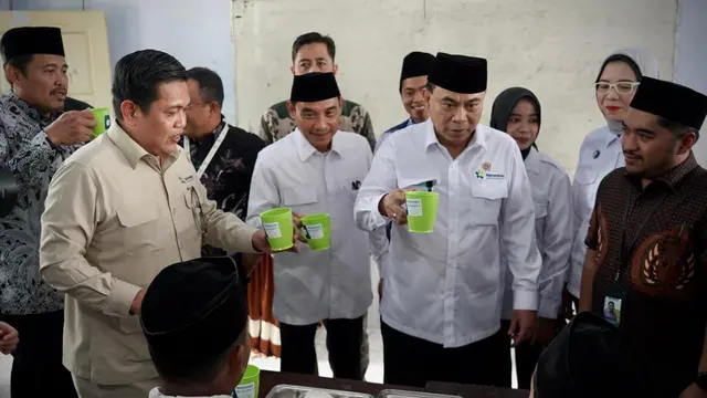 Menteri Koperasi Budi Arie Setiadi saat meninjau penyaluran di Pondok Pesantren Annur, Kabupaten Malang, Jawa Timur, Selasa (25/2/2025). (Foto: Liputan6.com/Tira S)