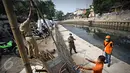 Petugas Sudin Kelautan Pertanian dan Ketahanan Pangan membongkar kandang saat penertiban unggas di bantaran Kali Ciliwung, Senen, Jakarta, Rabu (18/11). Penertiban dilakukan untuk mencegah penyebaran virus flu burung. (Liputan6.com/Immanuel Antonius)