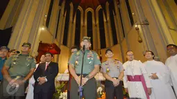 Panglima TNI Gatot Nurmantyo memberi sambutan saat menghadiri misa natal di Gereja katedral, Jakarta, Sabtu (24/12). Dalam malam misa natal kali ini dihadiri juga Mendagri Tjahjo Kumolo dan para pejabat lainnya. (Liputan6.com/Helmi Afandi)