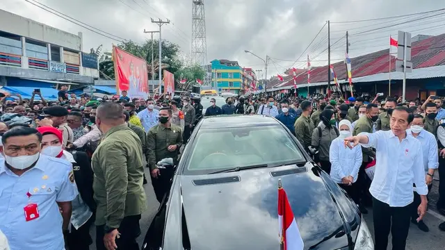 Presiden Jokowi disambut antusias oleh ribuan warga saat mengunjungi Pasar Olilit yang berada di Tanimbar Selatan, Kabupaten Kepulauan Tanimbar.