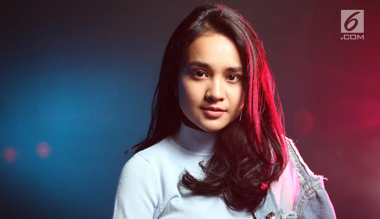Aktris Michelle Ziudith bergaya saat sesi foto di kantor Liputan6.com, SCTV Tower, Jakarta, Selasa (22/8). Dalam film tersebut, Michelle Ziudith berperan sebagai Alana dan akan beradu peran bersama Aktor Jefri Nichol. (Liputan6.com/Fatkhur Rozaq)
