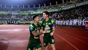 Bruno Moreira berselebrasi dengan Jefferson usai sukses menjebol gawang Persib Bandung di Stadion GBT, Surabaya, Senin (2-3-2026). (Dok. persebaya.id)