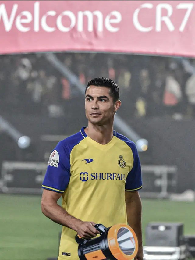 7 Editan Foto Ronaldo yang Pakai Jersey Al Nassr FC Ini Kocak Banget