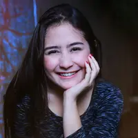 Menekuni banyak bidang, Prilly Latuconsina selalu mengasah kemampuannya. Saat ini ia belajar akting demi mengasah kemampuan aktingnya untuk bermain film.  Di bidang menyanyi, Prilly juga melakukan  latihan vokal. (Galih W. Satria/Bintang.com)