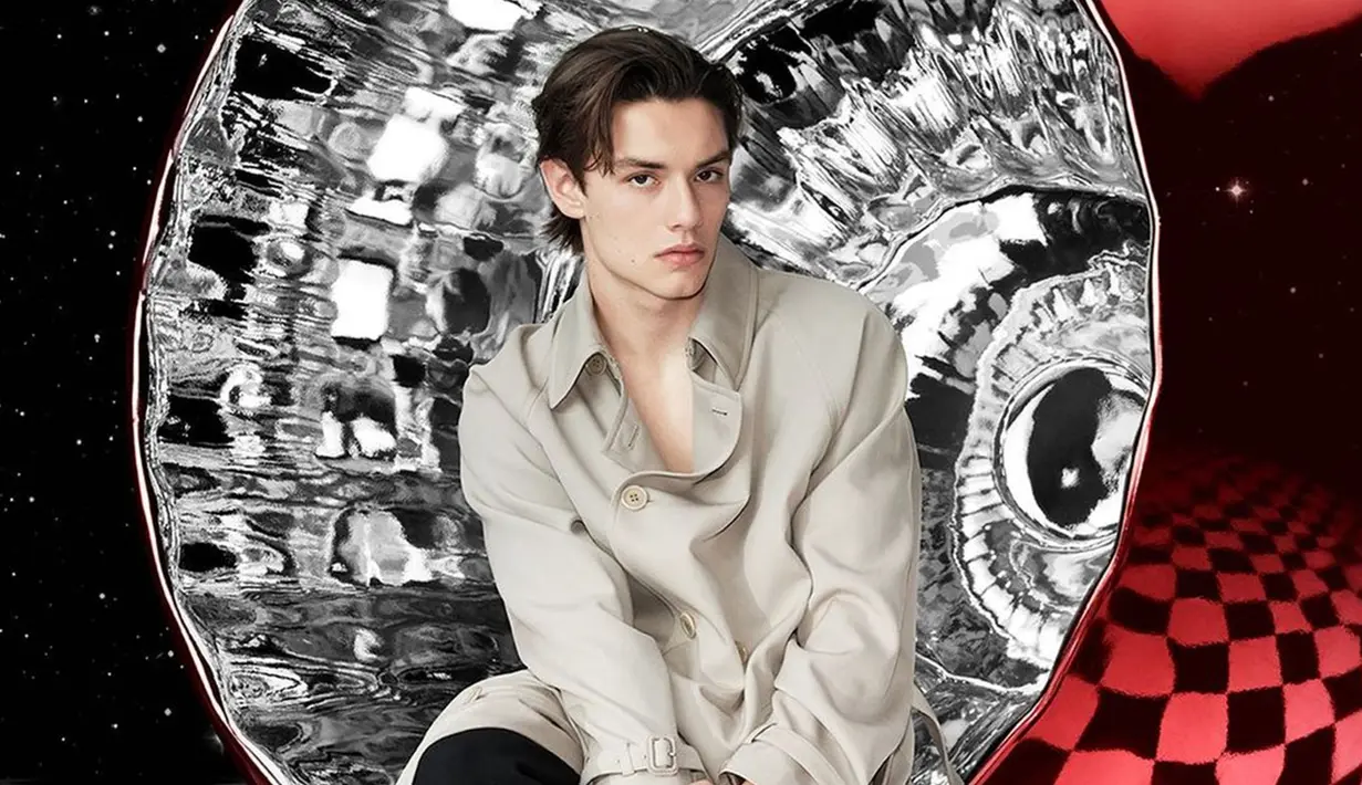 Nama Louis pun semakin populer setelah bermain dalam Enola Holmes bersama Millie Bobby Brown dan Henry Cavill. Pria kelahiran 3 Juni 2003 ini juga cukup sering tampil dalam berbagai fashion show. (Liputan6.com/IG/@louispartridge_)