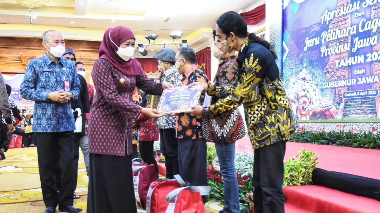 Seniman Jatim mendapat bantuan langsung dari Khofifah. (Dian Kurniawan/Liputan6.com).