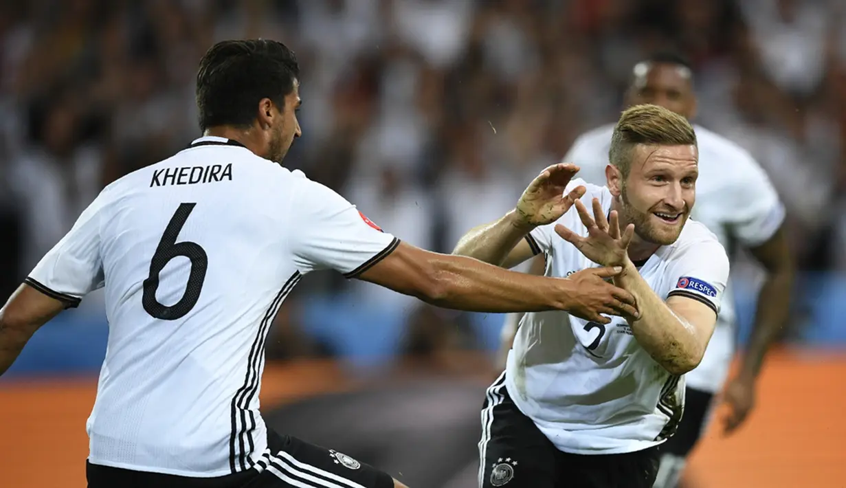  Shkodran Mustafi mencetak gol pertama saat Jerman menang 2-0 atas Ukraina pada laga pertama Grup C Piala Eropa 2016 di Stade Pierre-Mauroy, Senin (13/6/2016) dini hari WIB. (AFP/Martin Bureau)