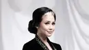 Kebaya hitam dan rambut disanggul, Gita Gutawa tampak anggun seperti RA Kartini, ia pun menyertakan tulisan "gitagutSelamat hari Kartini! #Kartini #PerempuanJugaBisa". (Instagram/gitagut)