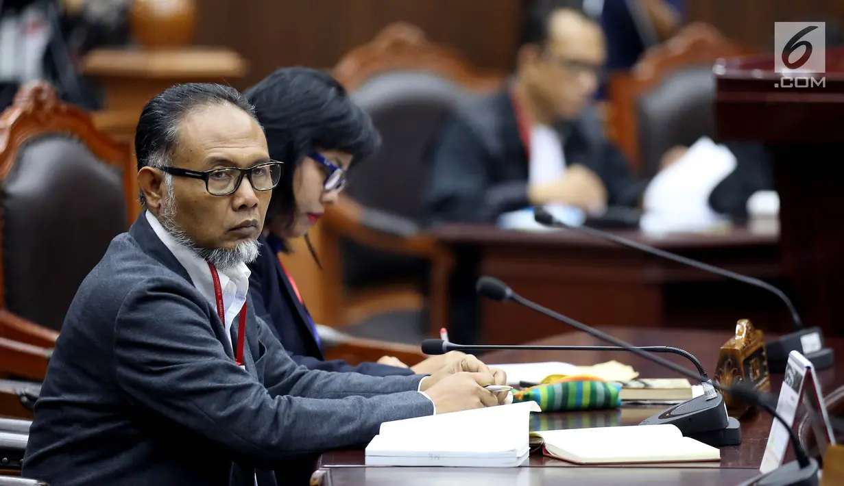 Mantan Komisioner KPK, Bambang Widjojanto menghadiri sidang lanjutan perkara pengujian UU MD3 terkait hak angket KPK di Mahkamah Konstitusi (MK) Jakarta, Selasa (5/9). Bambang menyampaikan pendapatnya sebagai ahli dalam sidang. (Liputan6.com/Johan Tallo)
