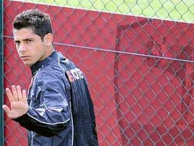 AS Roma&#039;s defender Cicinho arrives for a trainig session at Trigoria&#039;s training ground in the outskirts of Rome March 31, 2008. AFP PHOTO/FILIPPO MONTEFORTE