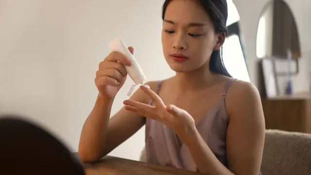 Ilustrasi penggunaan skincare