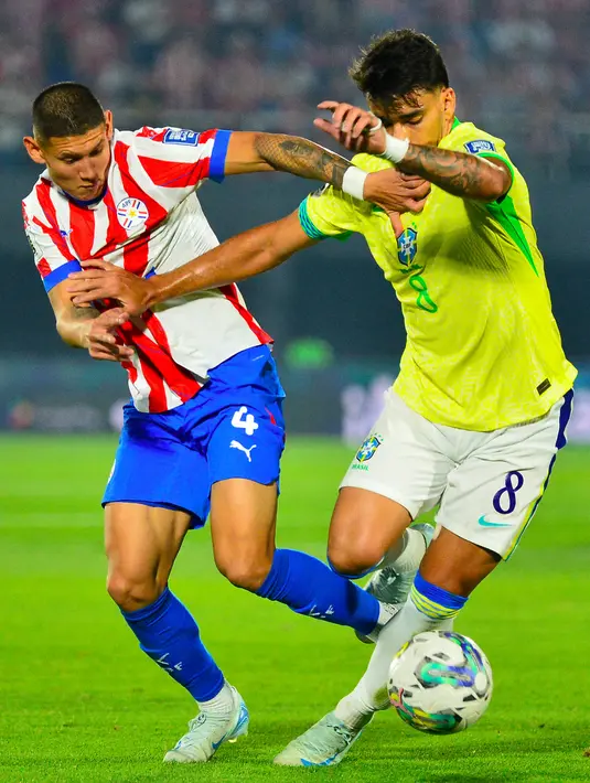 Tertinggal 0-1, Brasil bangkit dan meningkatkan pola permainan. (Daniel DUARTE/AFP)