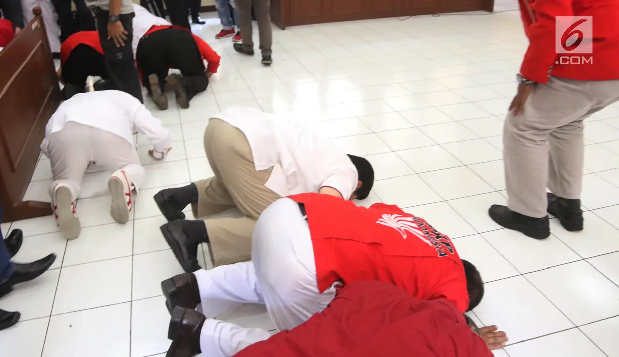 Kader Partai PKPI melakukan sujud syukur seusai mendengarkan pembacaan putusan di PTUN Jakarta, Rabu (11/4). Majelis hakim PTUN DKI Jakarta mengabulkan permohonan gugatan PKPI. (Liputan6.com/Arya Manggala)