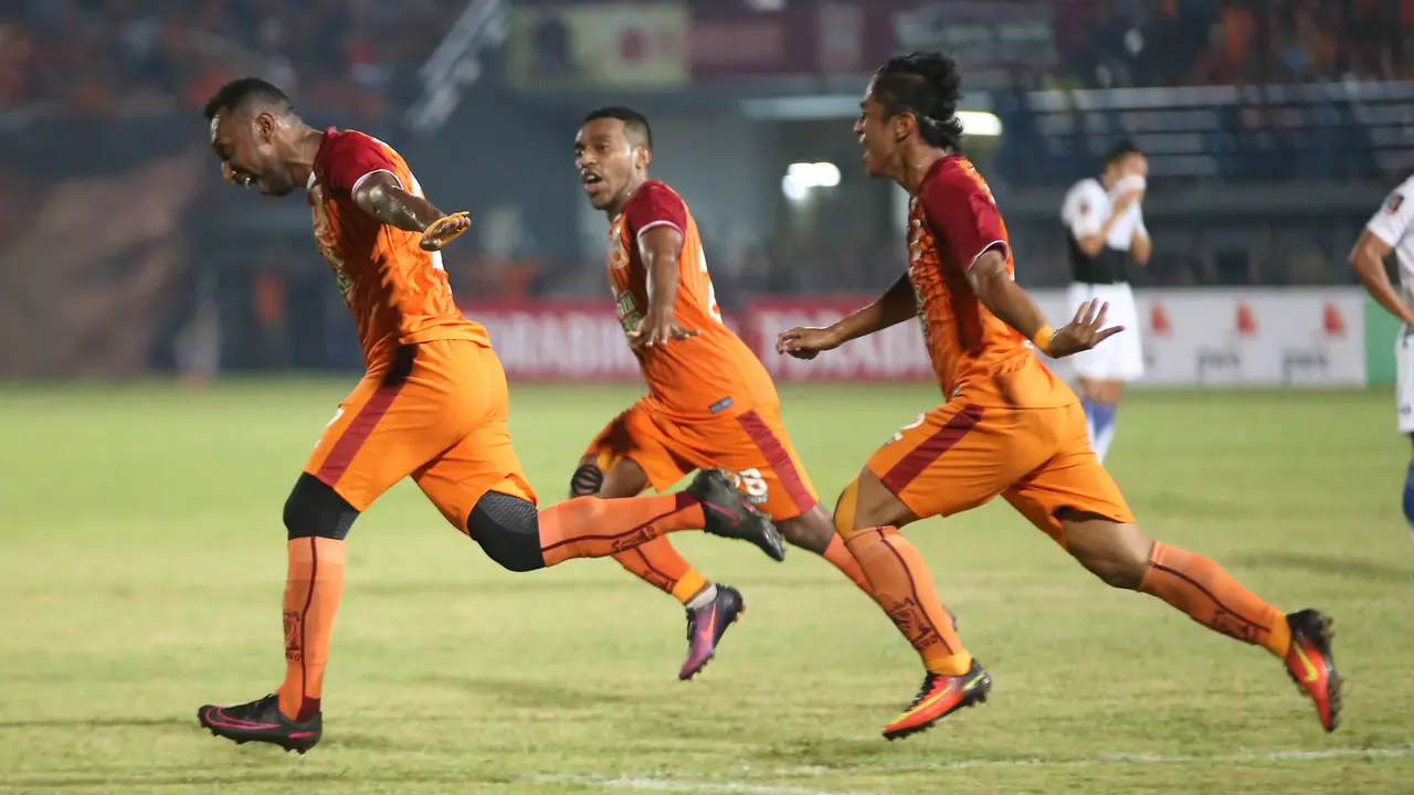 Striker Pusamania Borneo FC (PBFC) Patrich Wanggai (kiri) merayakan gol ke gawang Persib Bandung pada leg pertama semifinal Piala Presiden 2017 di Stadion Segiri, Samarinda, Kamis (2/3/2017). 