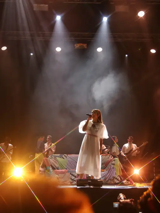 Di konsernya ini, Nadin juga menunjukkan aksinya membela Palestina. [Foto: Adrian Putra/Fimela]