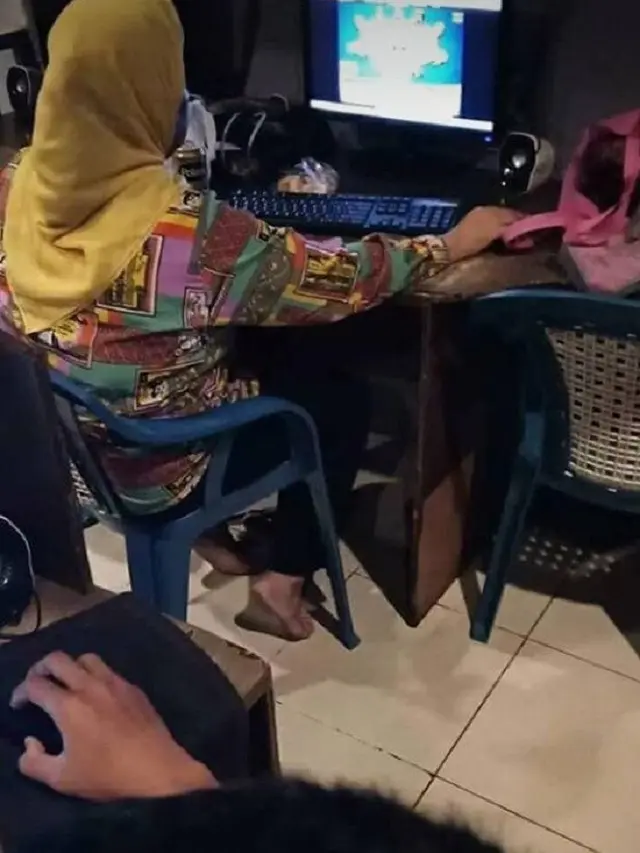 Bikin Ngakak, Tingkah Kocak Ini Hanya Bisa Ditemukan Di Warnet