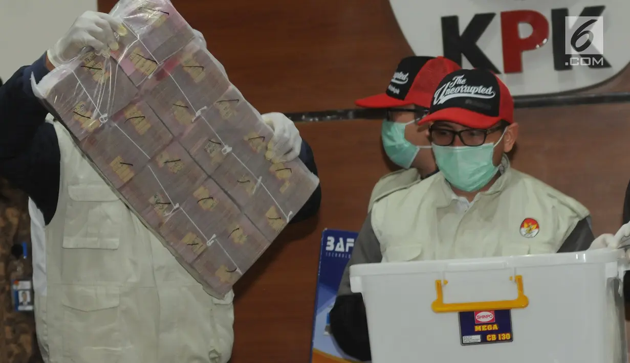 Penyidik menunjukkan barang bukti uang terkait OTT kasus korupsi pejabat pada Kemenpora serta pengurus KONI di Gedung KPK, Rabu (19/12). KPK menangkap 12 orang diantaranya Deputi IV Kemenpora, Sekjen KONI dan Bendahara KONI. (Merdeka.com/Dwi Narwoko)