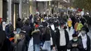 Orang-orang melewati zona pejalan kaki utama di Frankfurt, Jerman, Senin (14/12/2020). Pekan ini, Kanselir Jerman Angela Merkel memohon pada warga agar membatasi kontak sosial menjelang libur Panjang Natal dan Tahun Baru di tengah lonjakan kasus COVID-19. (AP Photo/Michael Probst)