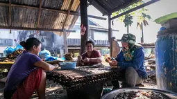 Sejumlah penduduk desa membuat ikan kering di tepi Danau Nam Ngum di Provinsi Vientiane, Laos, pada 15 Desember 2020. Terletak di hilir Sungai Nam Ngum dan sekitar 80 km dari ibu kota, Danau Nam Ngum merupakan tempat dengan ratusan pulau kecil yang tersebar di dalamnya. (Xinhua/Kaikeo Saiyasane)