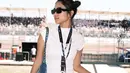 Tak sendirian, Azizah nonton MotoGP 2023 yang digelar di Mandalika bersama teman-temannya, termasuk Fuji.  [@azizahsalsha_/@fuji_an]