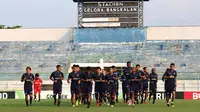 Skuat Madura United saat berlatih di Stadion Gelora Bangkalan, Bangkalan. (Bola.com/Aditya Wany)