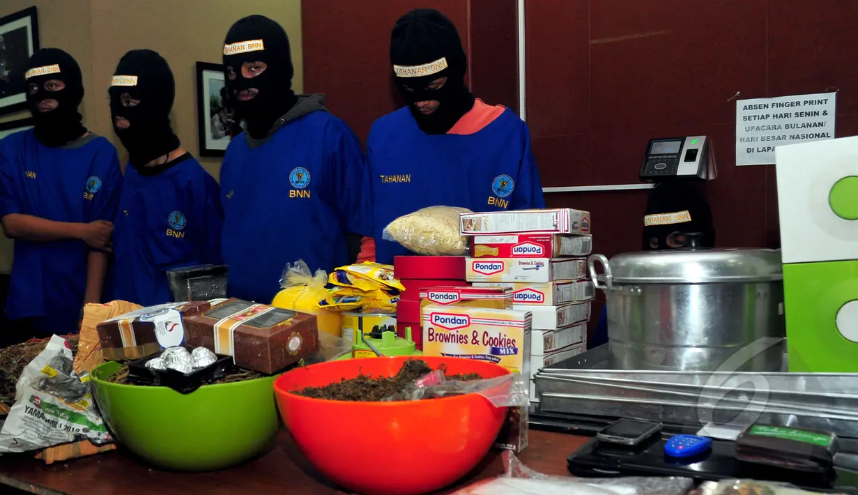 Para tersangka berhasil diamankan BNN beserta perlengkapan membuat kue coklat yang mengandung ganja, Jakarta, Senin (13/4/2015). BNN berhasil menangkap lima orang tersangka di kawasan Blok M. (Liputan6.com/ Yoppy Renato)