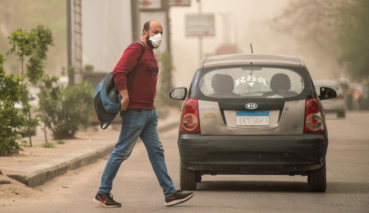 Seorang pejalan kaki yang mengenakan masker berjalan di sebuah jalan di Kairo, Mesir, pada 5 April 2020. Mesir pada Sabtu (4/4) melaporkan lima kematian baru akibat infeksi COVID-19, menjadikan total kasus kematian di negara tersebut mencapai 71. (Xinhua/Wu Huiwo)