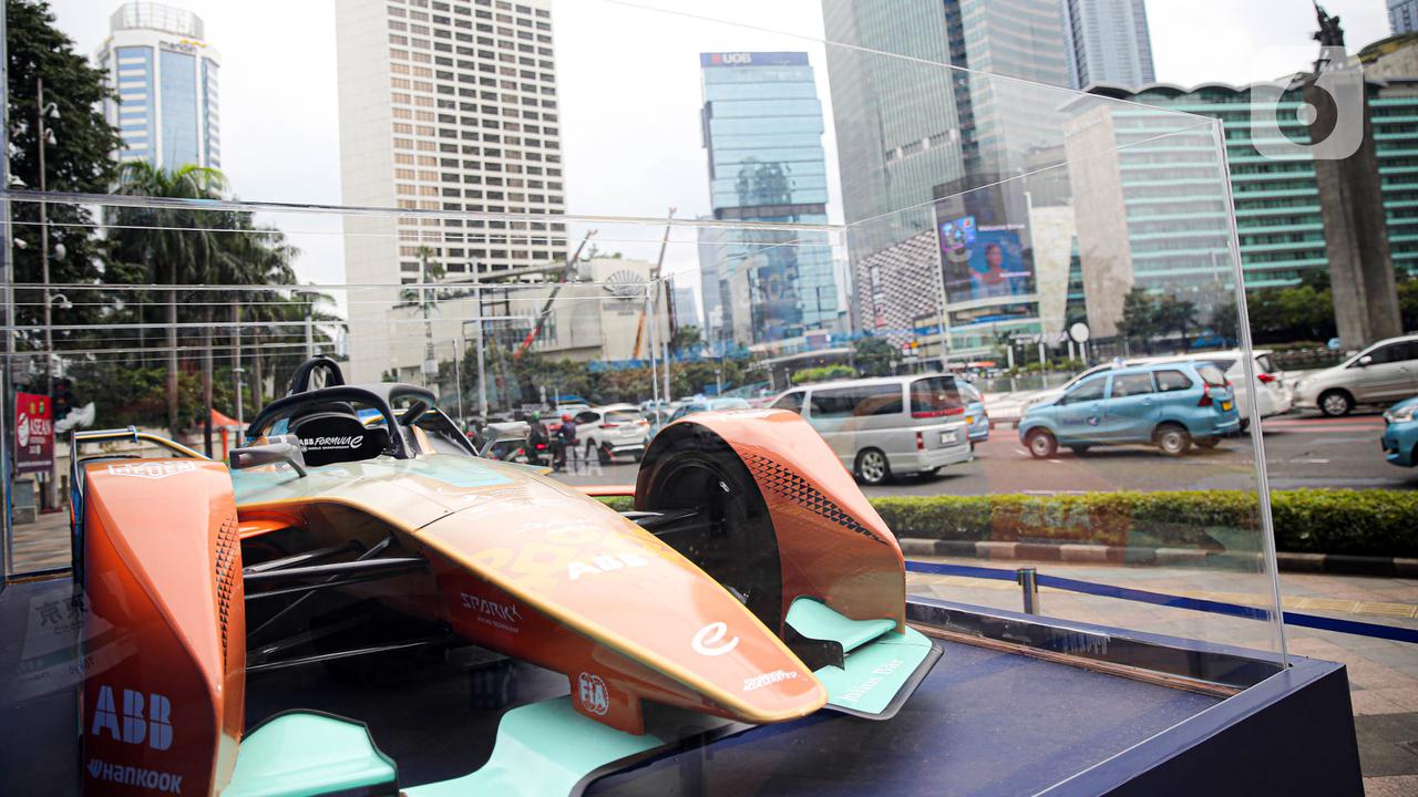 Jelang Formula E, Replika Mobil Balap Listrik Dipamerkan di Bundaran HI