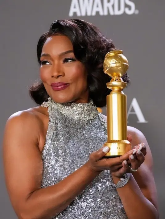 Angela Bassett dalam lingkaran berlian depan Chopard dan gelang berlian lebar. [@im.angelabasset].