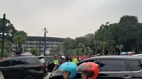Suasana beberapa jam jelang pertandingan Indonesia vs Malaysia di Stadion Gelora Bung Karno (GBK) Jakarta. (Liputan6.com/Yopi Makdori)