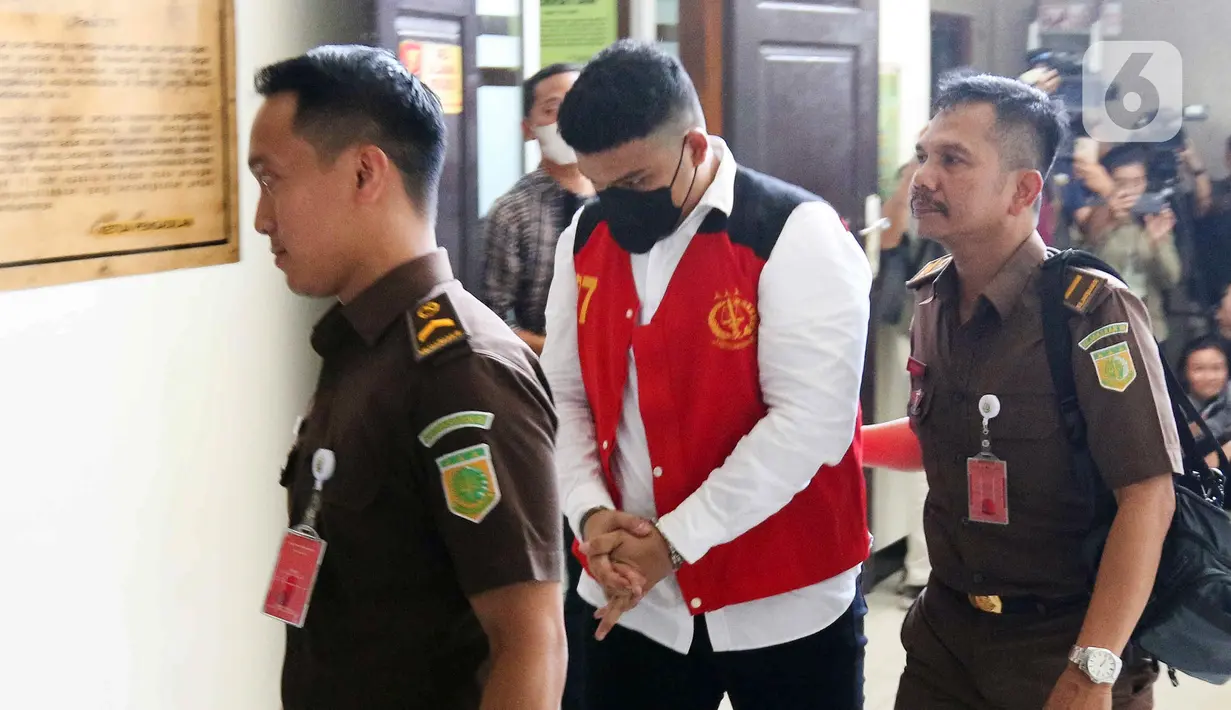 "Oleh karena tuntutan belum siap untuk sidang kita nyatakan ditunda Selasa tanggal 15 Agustus. Tuntutan akan kita tunda tanggal 15 Agustus 2023, hari Selasa," tandas Alimin. (Liputan6.com/Herman Zakharia)