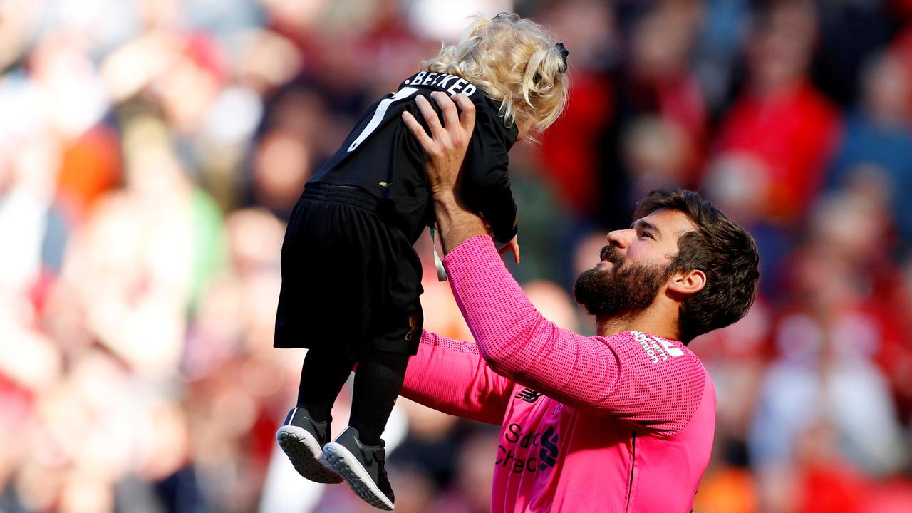 Ekspresi Kiper Liverpool Alisson Becker Raih Golden Glove