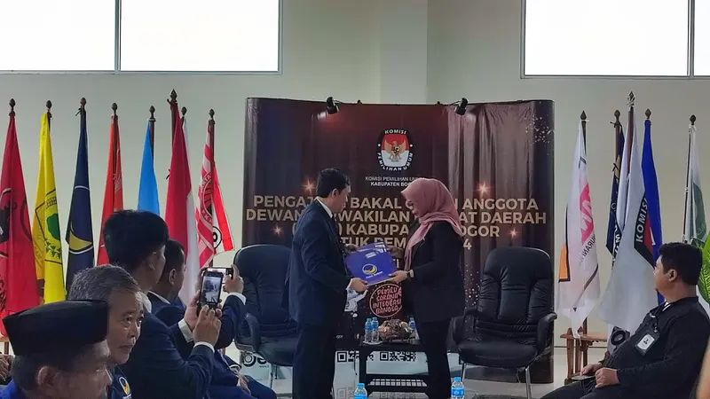 Pengurus Partai NasDem mendaftarkan bacaleg ke KPUD Kabupaten Bogor, Kamis (11/5/2023)