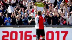 Kapten Feyenoord, Dirk Kuyt mengangkat trofi juara Eredivisie 2016-2017 usai mengalahkan Heracles pada laga Eredivisie di  Kuip stadium, Rotterdam, (14/5/2017).  (EPA/Robin Van Lonkhuijsen)
