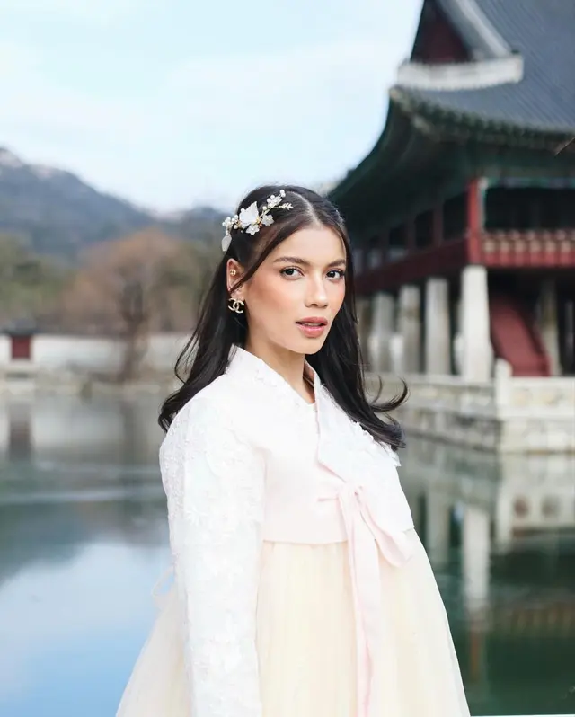 4. Penampilan wanita 31 tahun ini saat memakai hanbok atau baju tradisional Korea Selatan juga tak lepas dari sorotan.