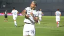 <p>Pemain Persib Bandung, Ciro Alves melakukan selebrasi setelah mencetak gol ke gawang Dewa United pada laga pekan ke-20 BRI Liga 1 2023/2024 di Stadion Indomilk Arena, Tangerang, Minggu (26/11/2023). (Bola.com/M Iqbal Ichsan)</p>