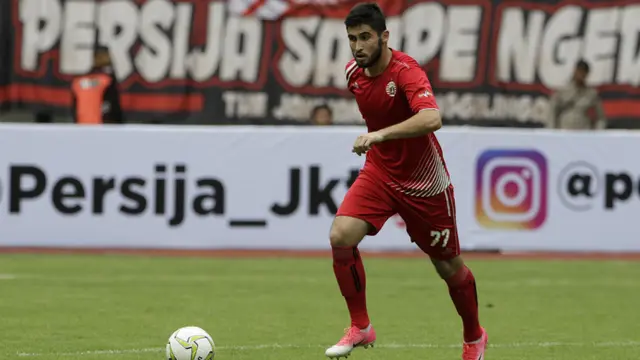 Gelandang Persija Jakarta, Jahongir Abdumuminov, menggiring bola saat melawan 757 Kepri Jaya. (Bola.com/Yoppy Renato)