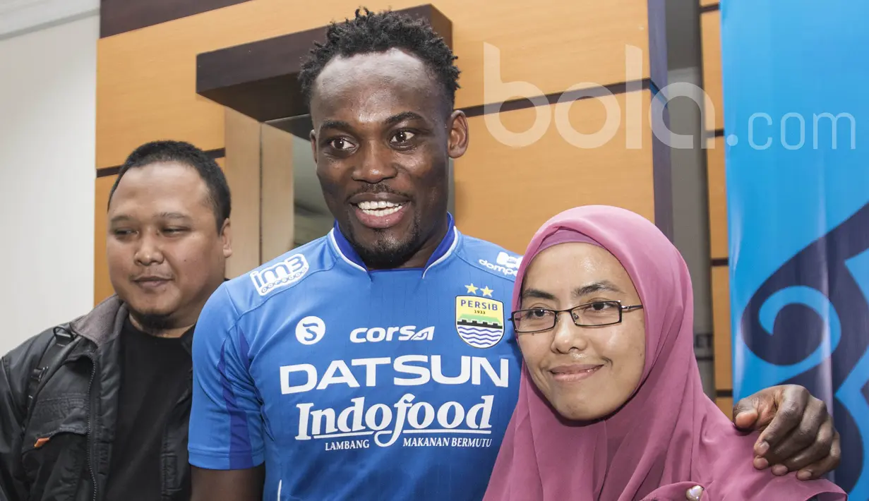 Bintang Persib Bandung, Michael Essien, melayani permintaan swafoto para wartawan. Rencananya marquee player Maung Bandung itu akan menjalani latihan perdana pada sore, Kamis (30/3/2017). (Bola.com/Vitalis Yogi Trisna)