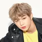 Seakan tidak ingin ketinggalan, Kang Daniel pun juga ikut Ice Bucket Challenge. (Foto: soompi.com)