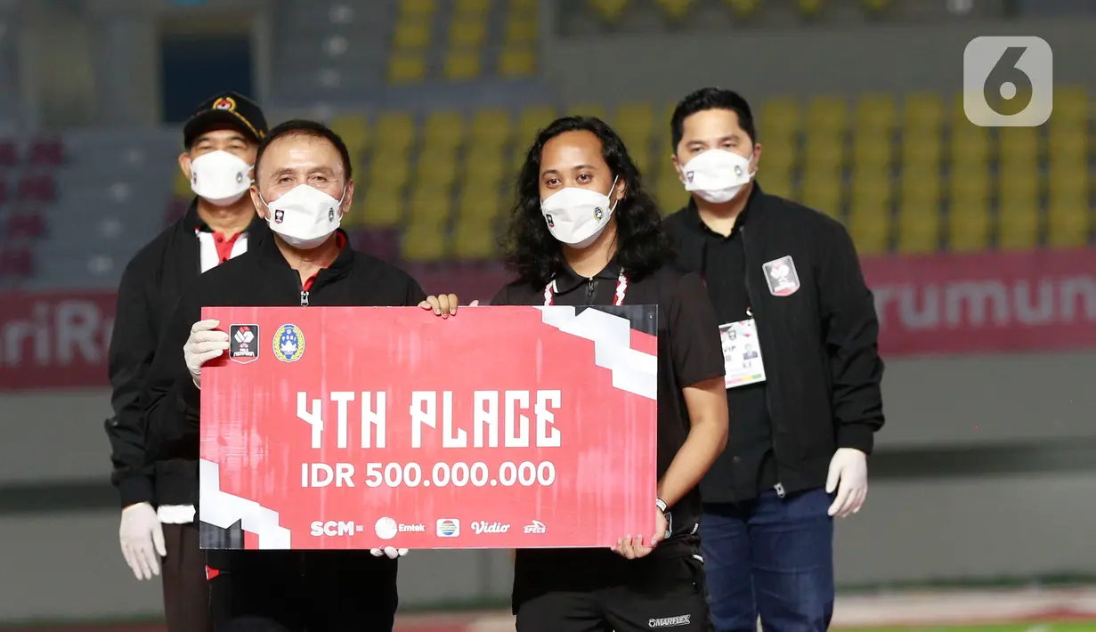 Perwakilan PSM Makassar mendapatkan penghargaan sebagai Tim fair play Piala Menpora 2021 di Stadion Manahan, Solo, Minggu (25/4/2021). (Bola.com/M Iqbal Ichsan)